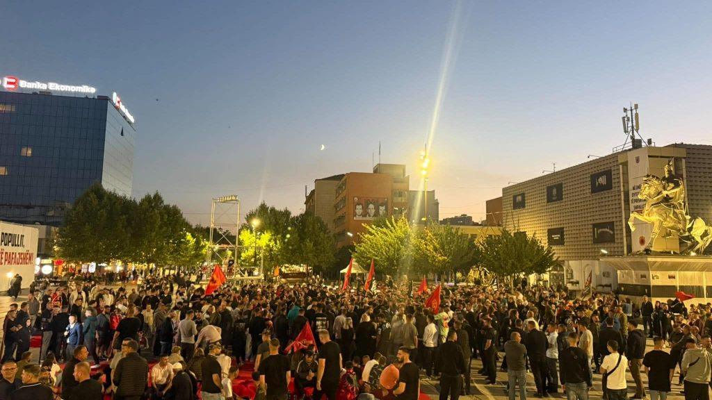 Protestuesit ende para Qeverisë