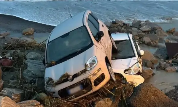 Bad weather takes cars with it in Italy, floods and roads covered in mud